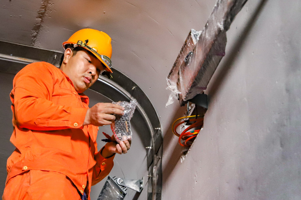 Hệ thống đèn chiếu sáng trong phần hầm dài 95m đang được khẩn trương hoàn thiện. (Ảnh: Hoài Nam/Vietnam+)