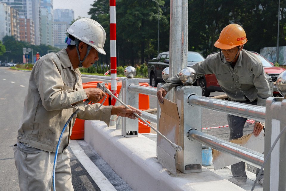 Để khắc phục khó khăn, nhà thầu đã huy động thêm nhân lực, máy móc tranh thủ thi công những lúc trời tạnh mưa. Khó khăn được khắc phục, tiến độ thi công vẫn đảm bảo đúng thời hạn. (Ảnh: Hoài Nam/Vietnam+)