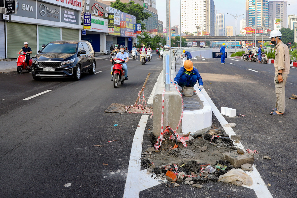Các hạng mục còn lại như phun sơn, lắp hệ thống đèn chiếu sáng và vệ sinh mặt đường đang được gấp rút hoàn thiện. (Ảnh: Hoài Nam/Vietnam+)
