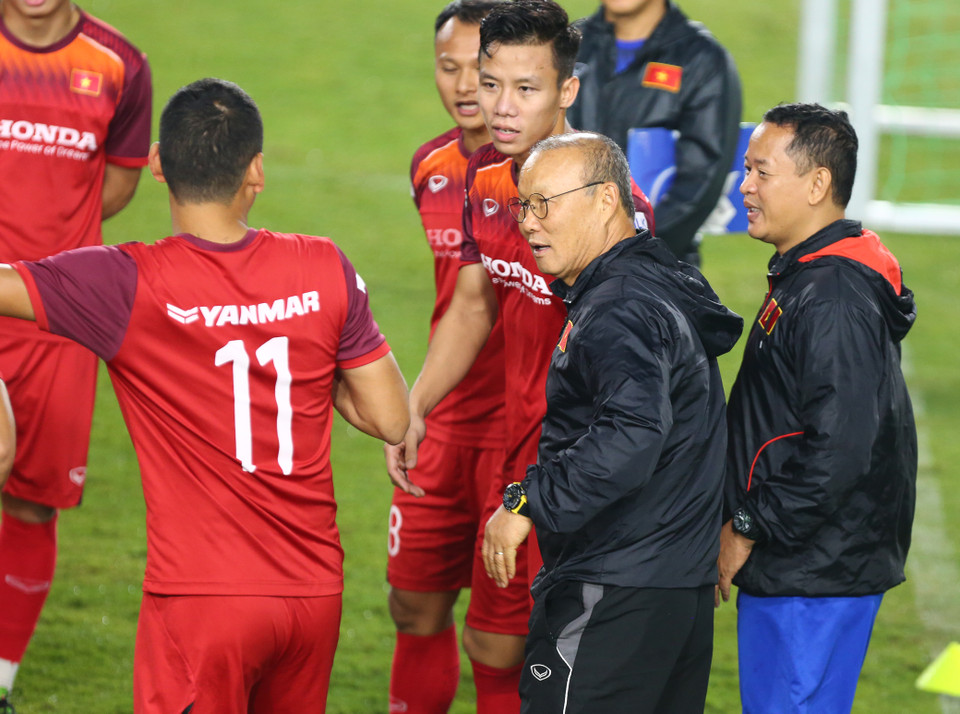 Nhiều lần trước đây, huấn luyện viên này yêu cầu các cầu thủ U22 Việt Nam cũng cần phải thoải mái, đùa vui và giao tiếp nhiều với nhau như lứa đàn anh ở tuyển quốc gia. (Ảnh: Nguyên An)