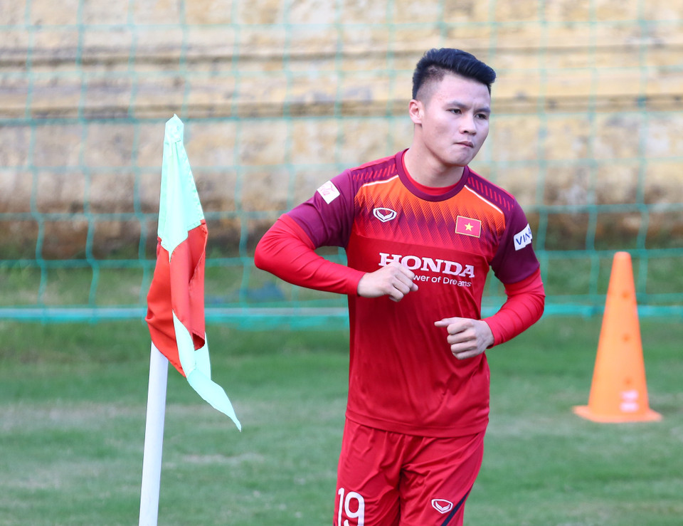 Hiện Quang Hải và nhóm cầu thủ Hà Nội FC tại tuyển Việt Nam bị đồn rằng tự ý tập trung muộn, phá vỡ nề nếp của đội tuyển khi mải tham dự lễ vinh danh của đội bóng thủ đô hôm 1/11. (Ảnh: Nguyên An)