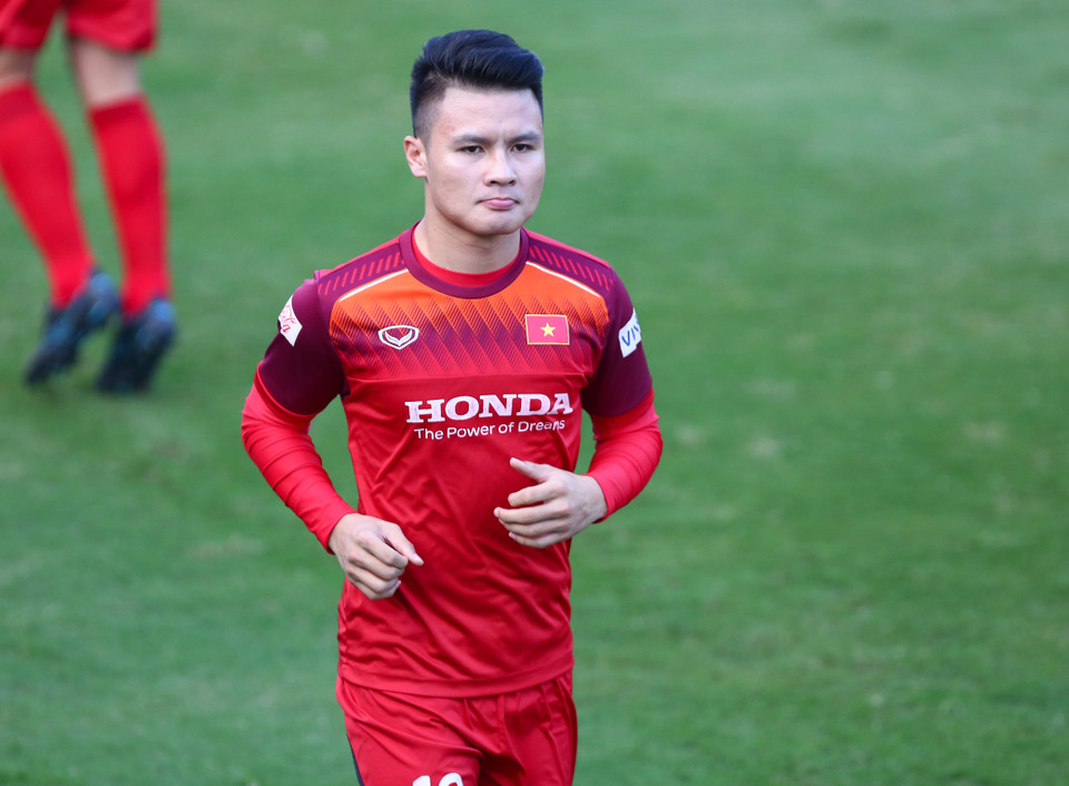 Tuy nhiên, Quang Hải bỏ ngoài tai những thông tin không được kiểm chứng. Cầu thủ này vui vẻ tập luyện cùng đồng đội tại tuyển Việt Nam. (Ảnh: Nguyên An)