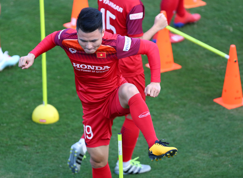 Tiền về số 19 luôn là người làm mẫu cho các đồng đội và hoàn thành chính xác các bài tập. (Ảnh: Nguyên An)