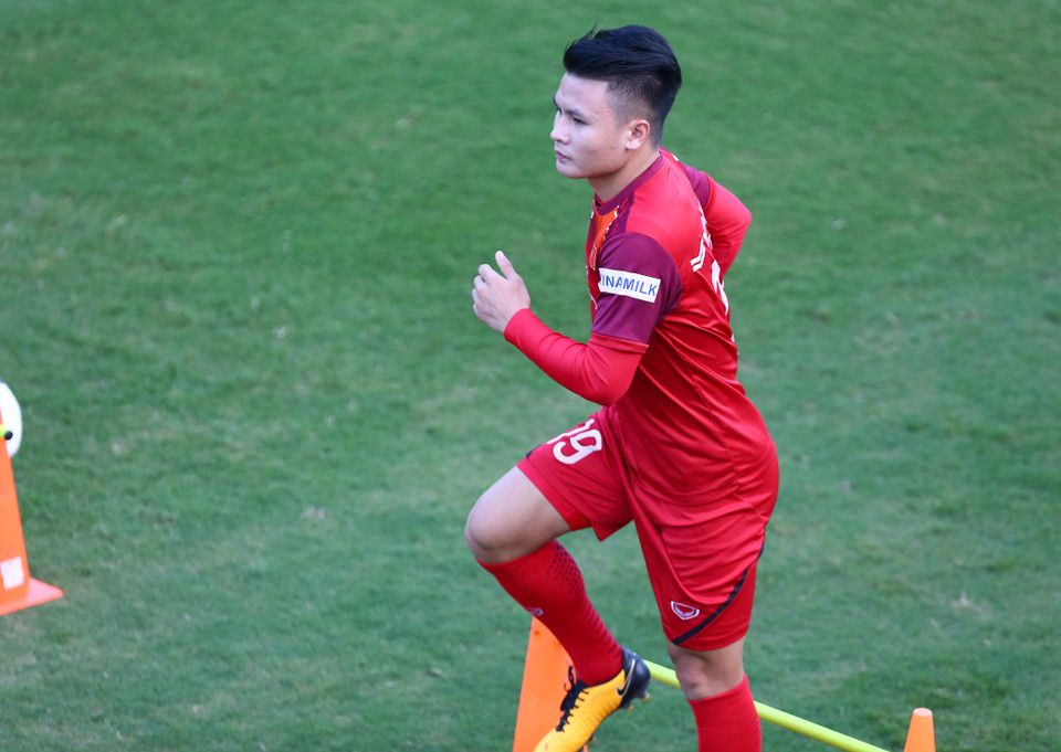 Quang Hải tập luyện chăm chỉ với tinh thần thoải mái ở buổi tập chiều 4/11 cùng tuyển Việt Nam. (Ảnh: Nguyên An)