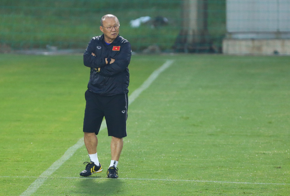 Tuy vậy, có những lúc trong buổi tập, ông Park trầm tư một mình ở góc xa. (Ảnh: Nguyên An)