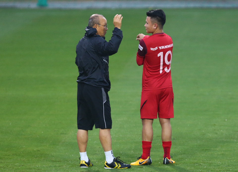 Ông Park chu đáo, hỏi thăm Quang Hải khi cầu thủ này vừa hội quân cùng tuyển Việt Nam từ câu lạc bộ. (Ảnh: Nguyên An)