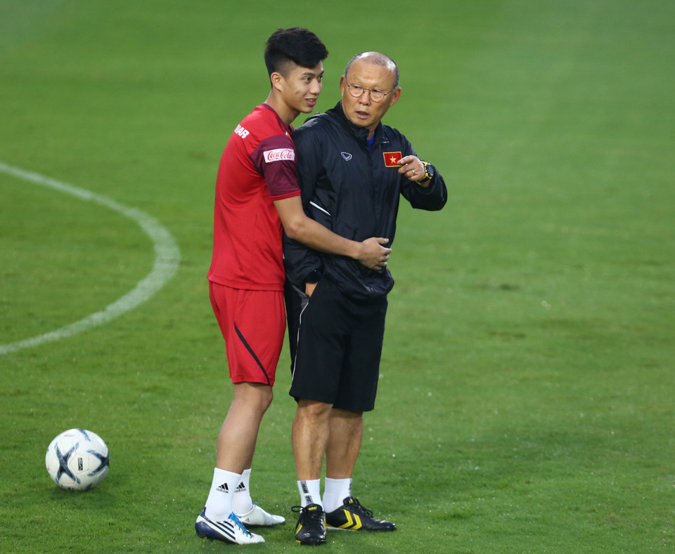 Phan Văn Đức thân mật cùng huấn luyện viên Park khi được ông 'tra hỏi' tình hình chấn thương. (Ảnh: Nguyên An)