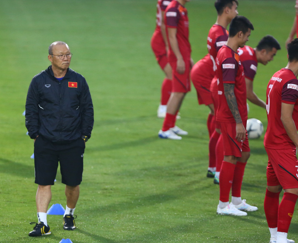 Tuy nhiên, khi buổi tập đang diễn ra, huấn luyện viên Park Hang-seo luôn nghiêm nghị quan sát rất kỹ các cầu thủ. (Ảnh: Nguyên An)