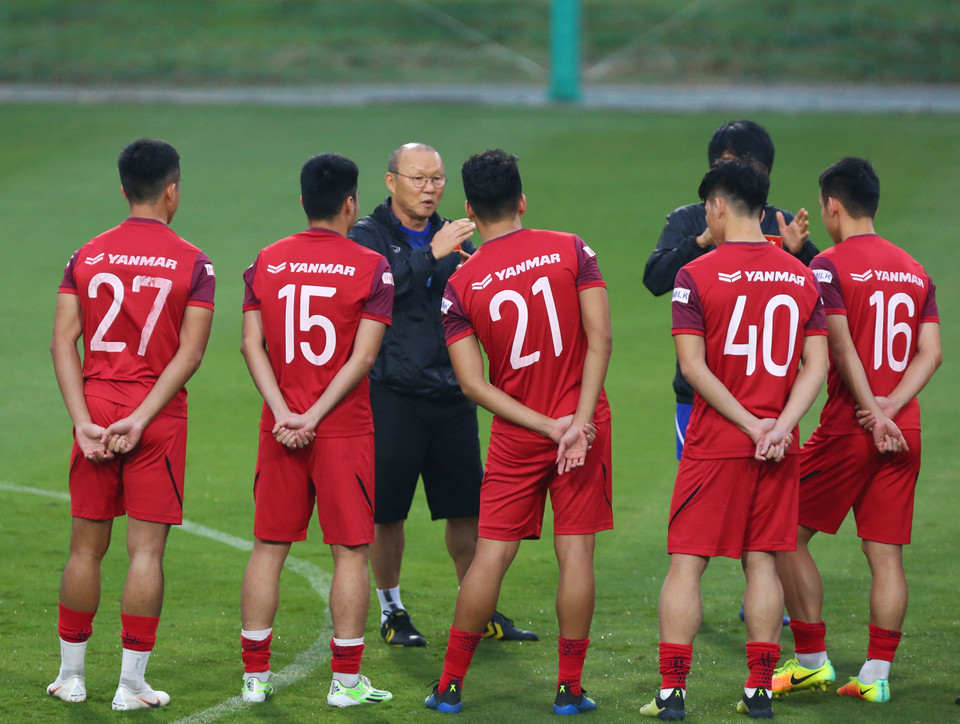 Huấn luyện viên Park Hang-seo chỉ đạo nghiêm khắc các cầu thủ tuyển Việt Nam trong buổi tập chiều 2/11. (Ảnh: Nguyên An)