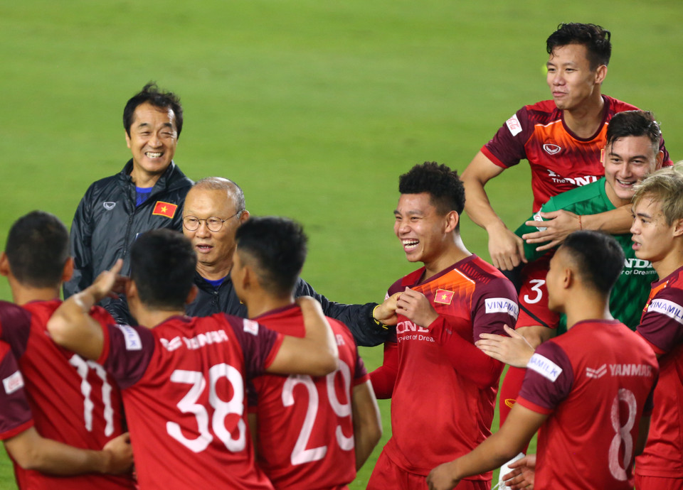 Huấn luyện viên Park Hang-seo thường xuyên trêu đùa các cầu thủ để tạo không khí vui vẻ, thoải mái cho buổi tập của tuyển Việt Nam. (Ảnh: Nguyên An)
