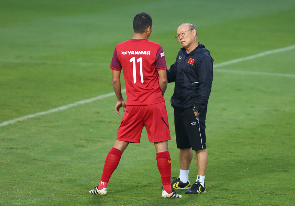 Huấn luyện viên Park Hang-seo luôn ân cần hỏi thăm và nhắc nhở một số cầu thủ trước khi buổi tập của tuyển Việt Nam bắt đầu. (Ảnh: Nguyên An)