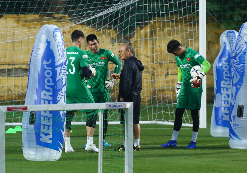 Huấn luyện viên Park Hang-seo đặc biệt quan tâm vị trí thủ môn ở hầu hết các buổi tập chuẩn bị cho vòng loại World Cup 2022. (Ảnh: Nguyên An)