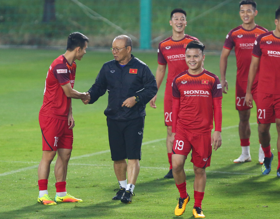 Huấn luyện viên người Hàn Quốc chia vui với tiền vệ Đỗ Hùng Dũng vừa sinh con đầu lòng cách đây không lâu. (Ảnh: Nguyên An)