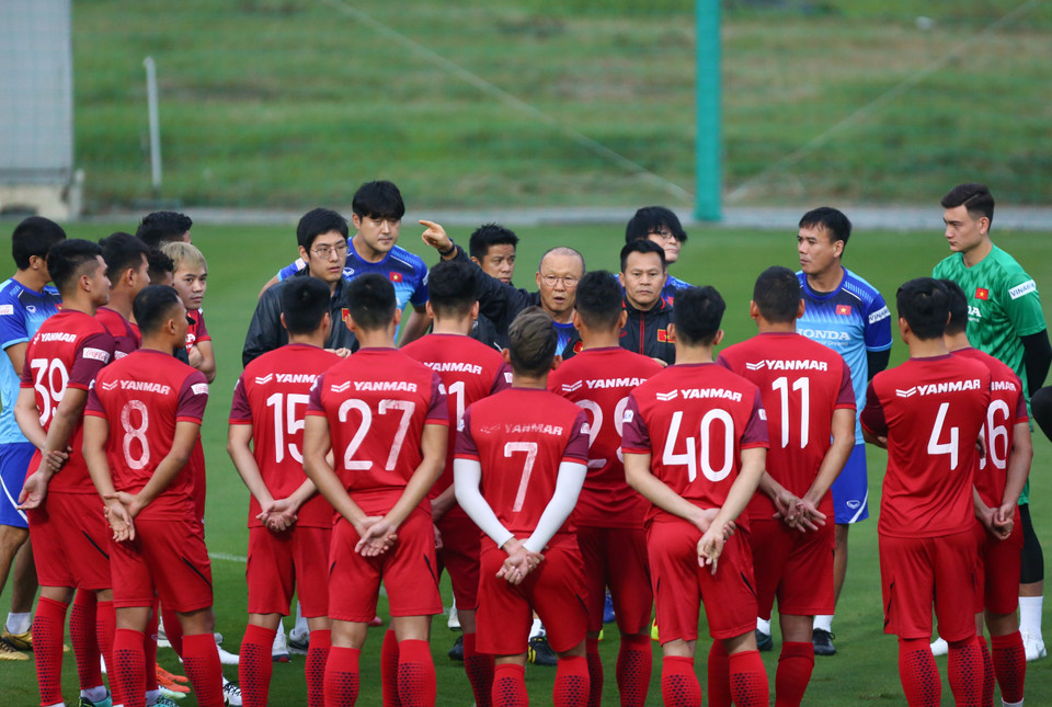 Sắp tới, đội tuyển Việt Nam sẽ phải chạm trán với hai đối thủ mạnh, cạnh tranh trực tiếp tới tấm vé đi tiếp là Thái Lan và UAE trên sân nhà Mỹ Đình. (Ảnh: Nguyên An)