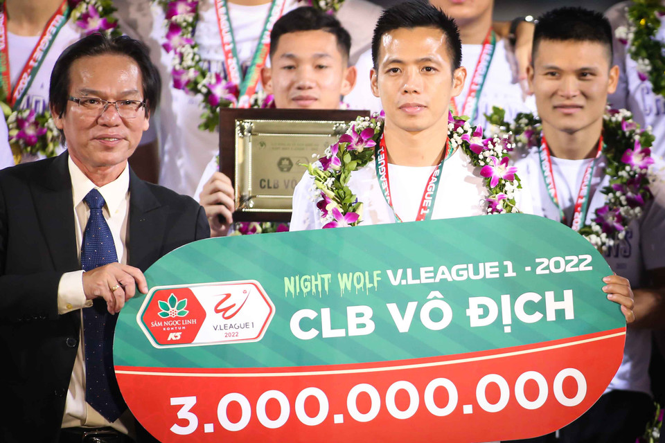 Đội bóng Thủ đô được trao cúp ngay trên sân nhà Hàng Đẫy và nhận thưởng 3 tỷ đồng từ ban tổ chức. (Ảnh: PV/Vietnam+)