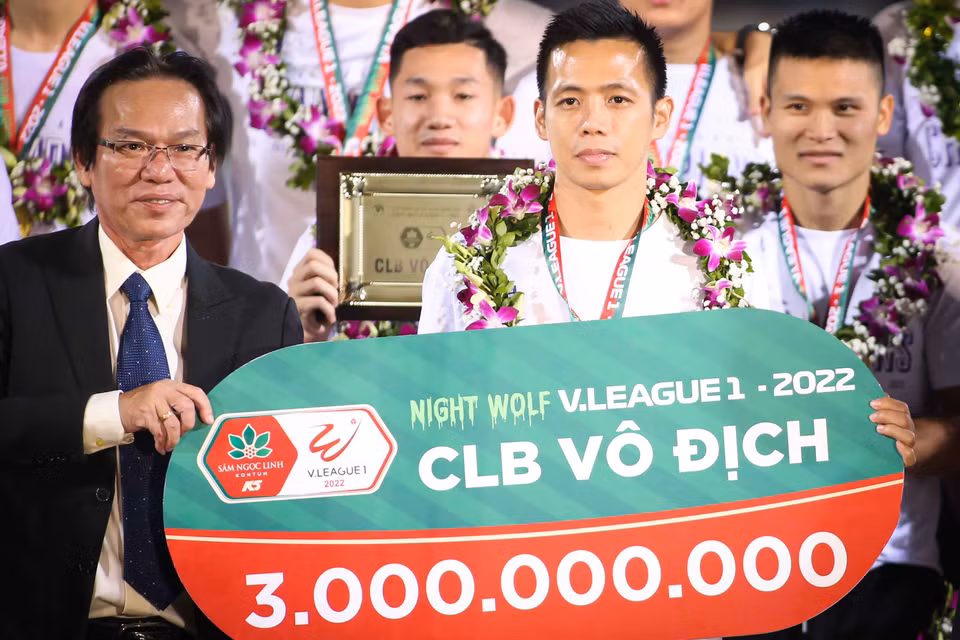Đội bóng Thủ đô được trao cúp ngay trên sân nhà Hàng Đẫy và nhận thưởng 3 tỷ đồng từ ban tổ chức. (Ảnh: PV/Vietnam+)
