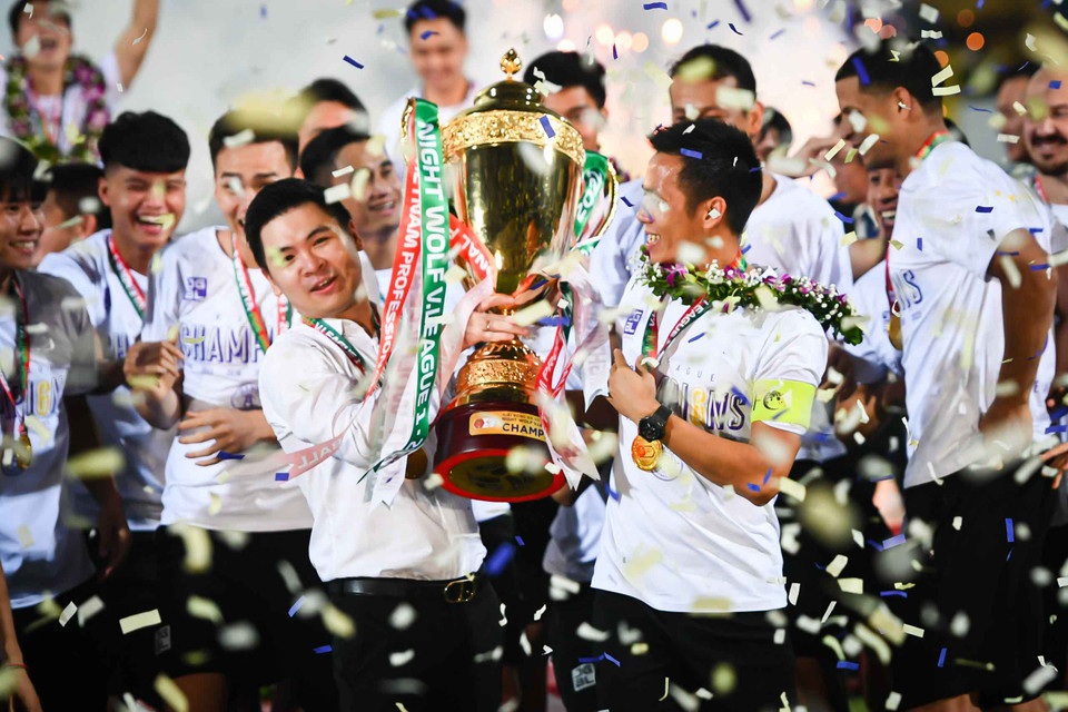 Hà Nội FC lần đầu tiên vô địch dưới thời Chủ tịch câu lạc bộ Đỗ Vinh Quang (bên trái). (Ảnh: PV/Vietnam+)