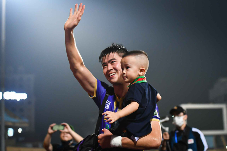 Đỗ Duy Mạnh ăn mừng chiến thắng cùng với con trai. (Ảnh: PV/Vietnam+)