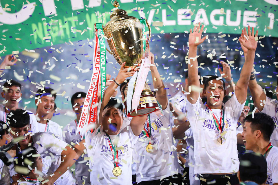 Hà Nội FC cũng lần đầu đăng quang với huấn luyện viên ngoại trong lịch sử. Ở các lần vô địch trước đó, đội bóng này thành công với huấn luyện viên nội như Phan Thanh Hùng, Chu Đình Nghiêm. (Ảnh: PV/Vietnam+)