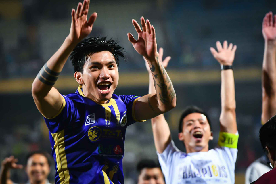 Đoàn Văn Hậu vui sướng với chức vô địch V-League cùng đội nhà. (Ảnh: PV/Vietnam+)