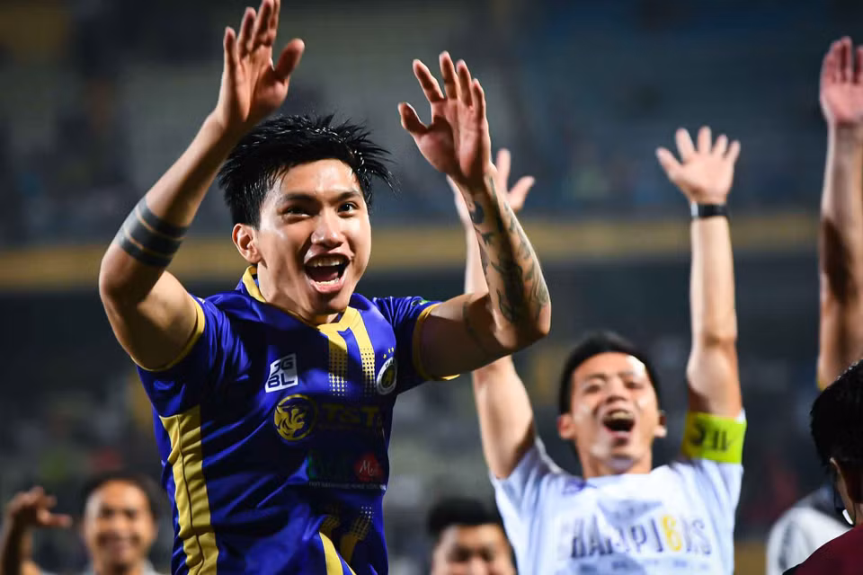 Đoàn Văn Hậu vui sướng với chức vô địch V-League cùng đội nhà. (Ảnh: PV/Vietnam+)