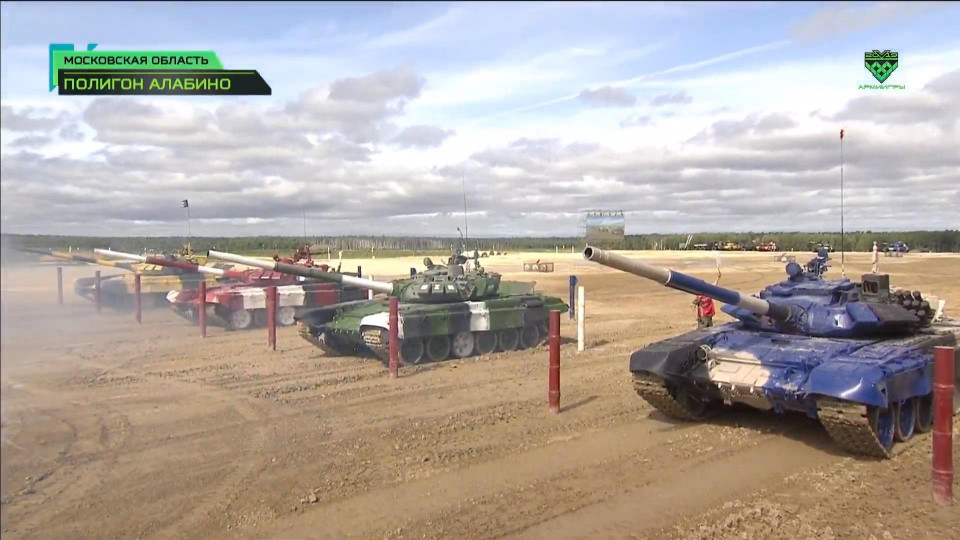 Xe tăng Việt Nam (màu xanh) chuẩn bị xuất phát. (Nguồn: Телеканал Звезда)