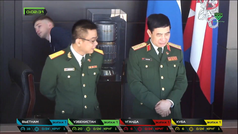 Thượng tướng Phan Văn Giang, Ủy viên Trung ương Đảng, Ủy viên Thường vụ Quân ủy Trung ương, Tổng Tham mưu trưởng, Thứ trưởng Bộ Quốc phòng (phải) theo dõi cuộc thi. (Nguồn: Телеканал Звезда)