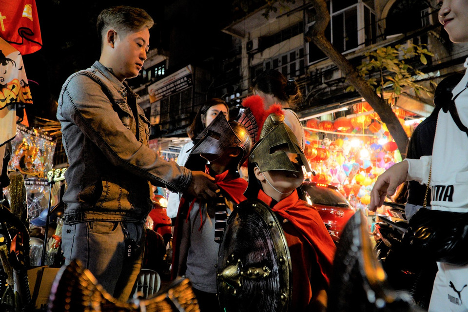 Không chỉ là nơi mua sắm, một số con phố bán đồ Halloween còn là điểm vui chơi yêu thích của các bạn nhỏ. (Ảnh: Minh Hiếu/Vietnam+)