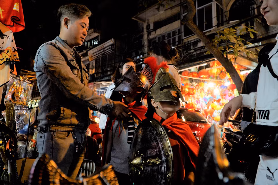 Không chỉ là nơi mua sắm, một số con phố bán đồ Halloween còn là điểm vui chơi yêu thích của các bạn nhỏ. (Ảnh: Minh Hiếu/Vietnam+)