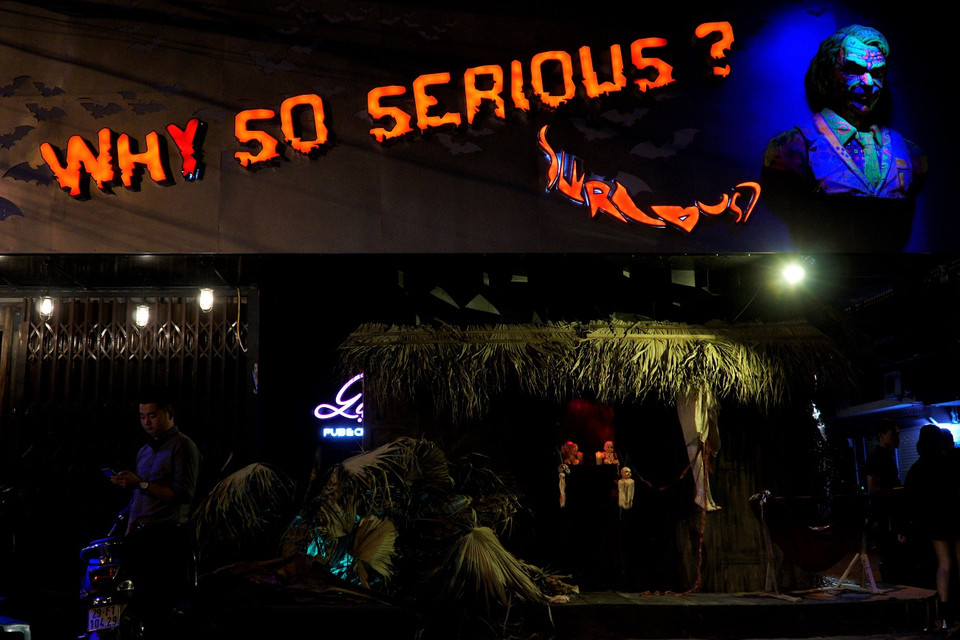 Một vài quán bar, càphê cũng trang trí Haloween để thu hút khách. (Ảnh: Minh Hiếu/Vietnam+)