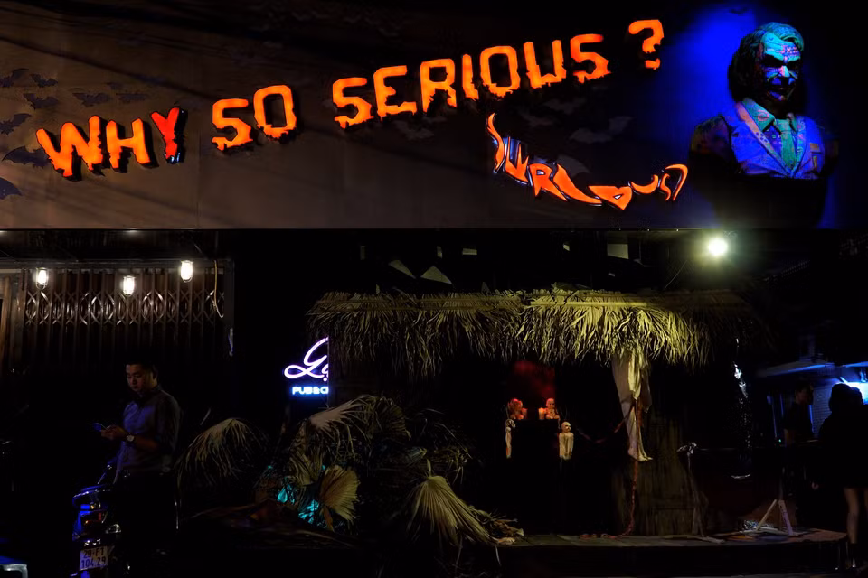 Một vài quán bar, càphê cũng trang trí Haloween để thu hút khách. (Ảnh: Minh Hiếu/Vietnam+)