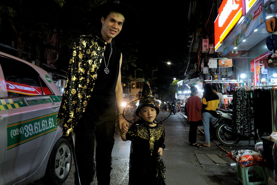 Tại Hà Nội nhiều người đã ra phố để mua những món đồ hóa trang chủ đề Halloween. Nhiều phụ huynh cho biết họ sắm để các con mặc tham gia vào ngày lễ được tổ chức ở trường học. (Ảnh: Minh Hiếu/Vietnam+)