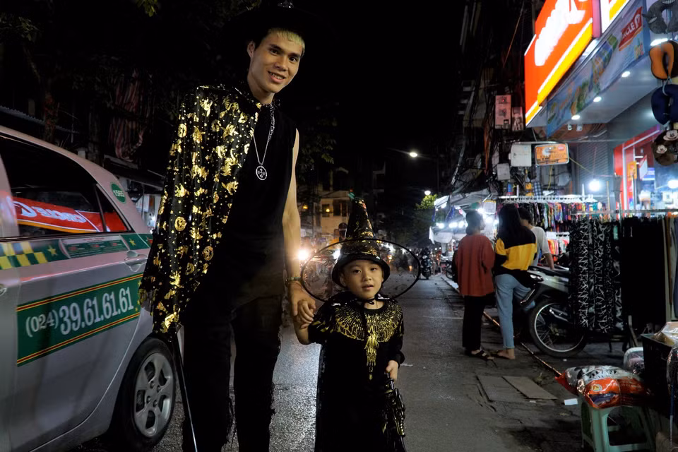 Tại Hà Nội nhiều người đã ra phố để mua những món đồ hóa trang chủ đề Halloween. Nhiều phụ huynh cho biết họ sắm để các con mặc tham gia vào ngày lễ được tổ chức ở trường học. (Ảnh: Minh Hiếu/Vietnam+)