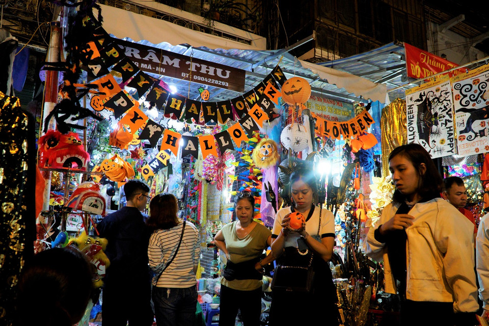 Các cửa hàng bán trang phục, đồ chơi được bày biện bắt mắt. (Ảnh: Minh Hiếu/Vietnam+)