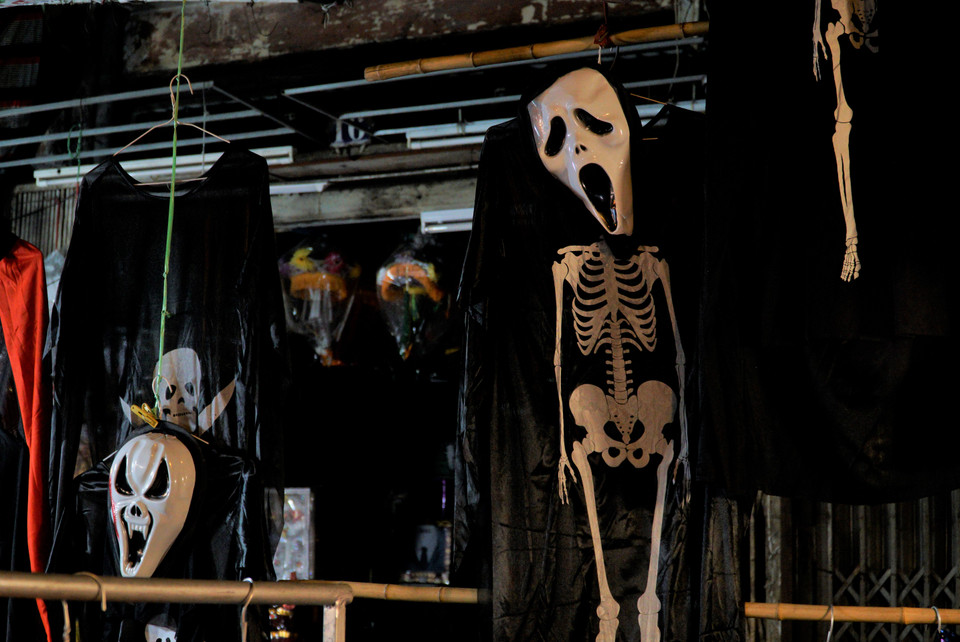 Một số loại đồ chơi như áo choàng thần chết, người dơi, người nhện,... có giá dao động từ 150.000 đồng đến cả triệu đồng mỗi bộ. (Ảnh: Minh Hiếu/Vietnam+)