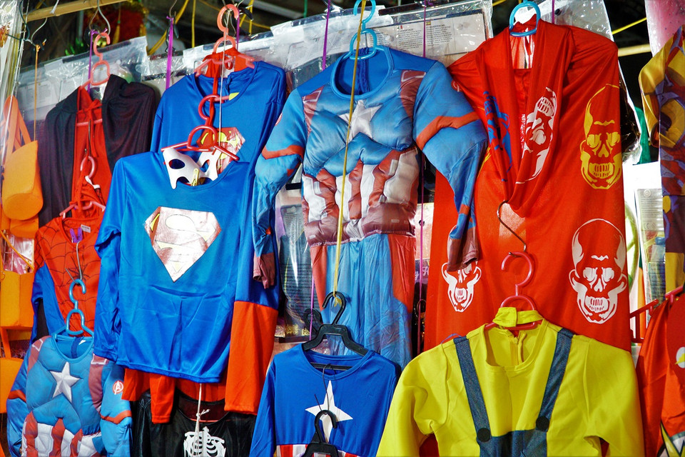 Nhiều trang phục có hình phù hợp với trẻ nhỏ. (Ảnh: Minh Hiếu/Vietnam+)