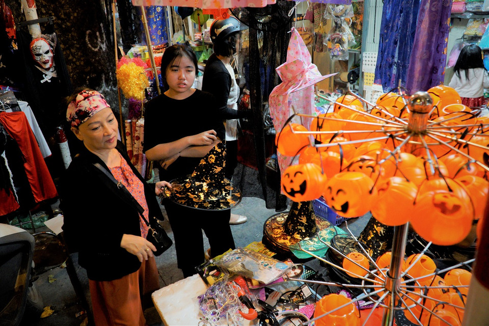 Trên thị trường Halloween, bí ngô là mặt hàng bán chạy nhất, có giá từ 20.000 đồng. (Ảnh: Minh Hiếu/Vietnam+)