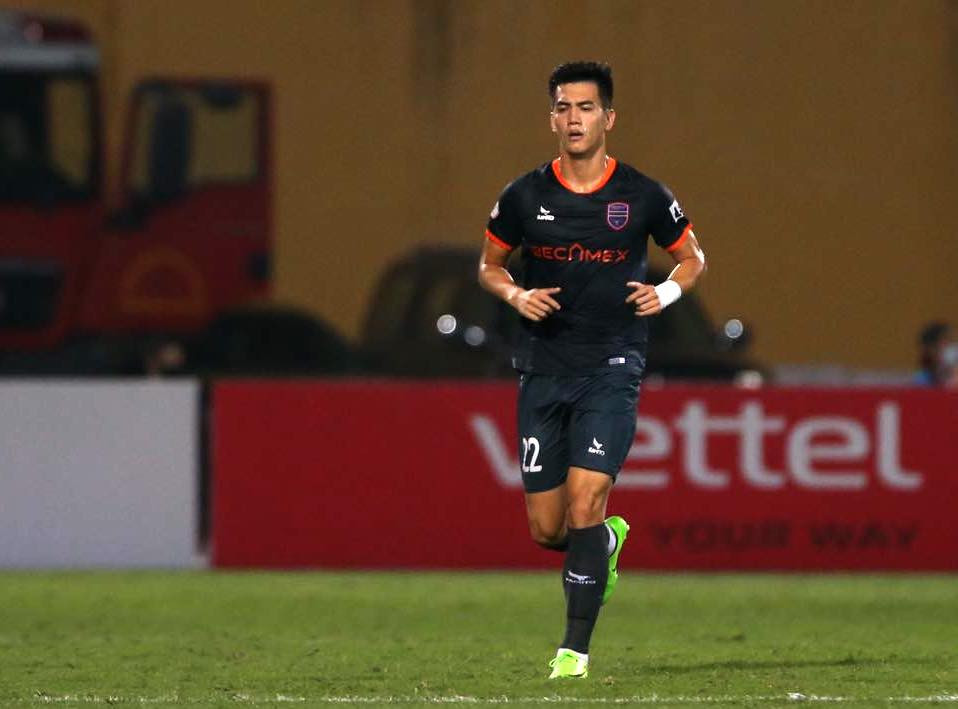 Phút 31, Bình Dương nhanh chóng gỡ hòa sau pha phối hợp ăn ý giữa Omar và Tiến Linh. Tiền đạo tuyển Việt Nam dứt điểm gọn ghẽ trong vòng cấm sau đường bỏ bóng kiến tạo từ đồng đội. (Ảnh: PV/Vietnam+)