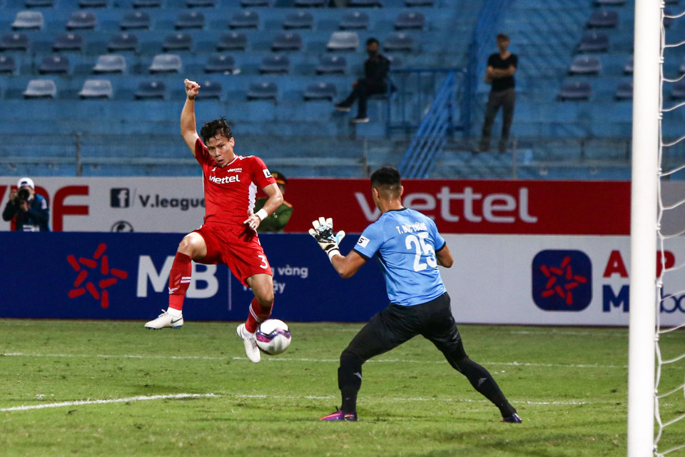 Viettel tận dụng cơ hội tốt hơn để mở tỷ số ở phút 23 nhờ công của đội trưởng Quế Ngọc Hải. Ở tình huống này, Hoàng Đức treo bóng vừa tầm để trung vệ tuyển Việt Nam băng lên, dứt điểm qua háng thủ môn Bình Dương. (Ảnh: PV/Vietnam+)