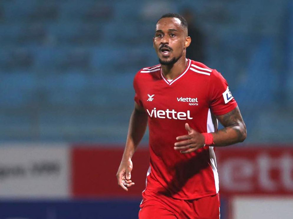 Nhưng chỉ 3 phút sau, đội chủ nhà lại nhanh chóng vươn lên dẫn trước khi thủ thành Đức Cường bên phía Bình Dương mắc sai lầm. Cầu thủ này chuyền bóng thẳng vào chân tiền đạo Pedro Paulo để tạo cơ hội cho ngoại binh Viettel dứt điểm gọn gàng vào lưới trống.