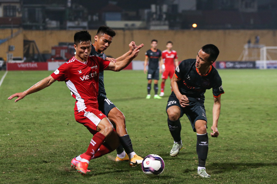 Hiệp một kết thúc với tỷ số 2-1 nghiêng về Viettel. Điều này khiến Bình Dương buộc phải đẩy cao đội hình và tấn công nhiều hơn trong 45 phút tiếp theo cho mục tiêu ít nhất 1 điểm. (Ảnh: PV/Vietnam+)