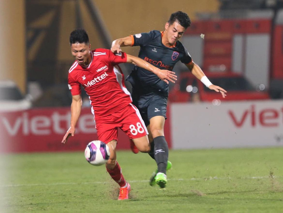 Bởi thế, trận đấu trở nên hấp dẫn ngay sau tiếng còi khai cuộc. Đội khách tự tin cầm bóng hơn 60% để triển khai tấn công trong khi chủ nhà chọn chơi phòng ngự phản công quen thuộc. (Ảnh: PV/Vietnam+)