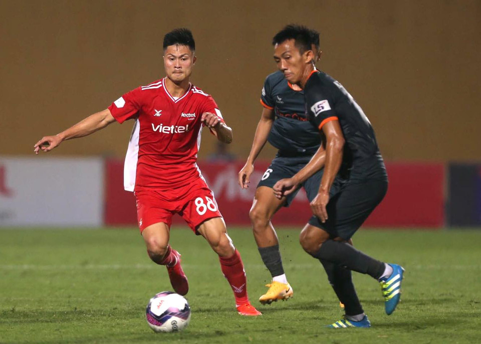 Đội bóng đất Thủ chơi không tệ nhưng không thể tạo điều bất ngờ trước Viettel khi liên tục mắc sai lầm và để bị dẫn trước. Đoàn quân huấn luyện viên Phan Thanh Hùng đành chấp nhận thất bại đầu tiên của mùa giải và đứt chuối 2 trận thắng liên tiếp. (Ảnh: PV/Vietnam+)