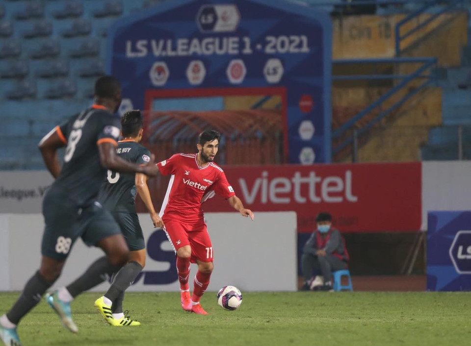 Tuy nhiên, khi ở thế dẫn trước, Viettel chơi rất khó chịu với lối chơi phòng ngự lùi sâu quen thuộc. Đội bóng này chơi chắc chắn và lần lượt hóa giải những đường tấn công đa dạng của đối thủ. (Ảnh: PV/Vietnam+)