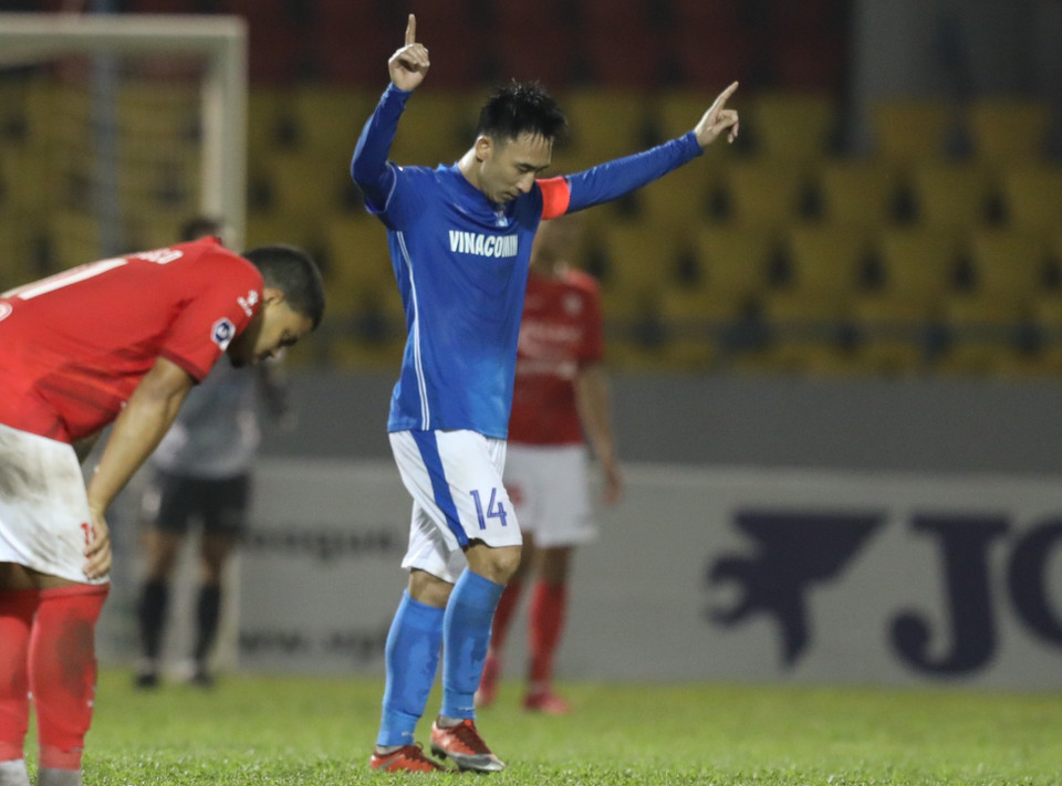Cho tới phút 82, đội chủ sân Cẩm Phả một lần nữa khiến thủ môn CLB TP.HCM phải vào lưới nhặt bóng cũng từ pha tạt bóng của Nghiêm Xuân Tú. Lần này, Hải Huy là người có mặt đúng lúc để ghi bàn ấn định tỷ số 2-0.(Ảnh: PV/Vietnam+)