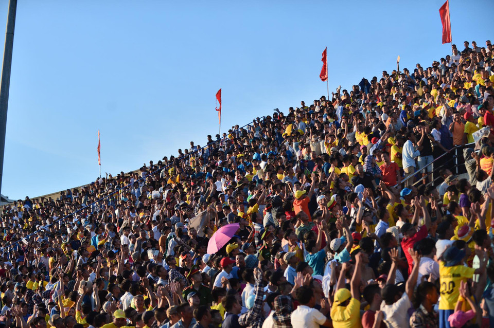 Cổ động viên Nam Định có mặt rất đông trên khán đài sân Thiên Trường để cổ vũ cho đội nhà chiều 23/7 cũng như thể hiện sự phẫn nộ với Ban trọng tài Liên đoàn bóng đá Việt Nam (VFF) vì để xảy ra những sai sót trong công tác trọng tài vừa qua. (Ảnh: Huy Đinh/Vietnam+)