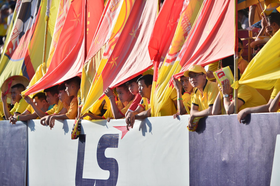  Không chỉ cổ động viên, ban lãnh đạo câu lạc bộ Nam Định cũng phản ứng mạnh mẽ trong vấn đề trọng tài đang nhức nhối. Giám đốc kỹ thuật đội bóng này, ông Nguyễn Văn Sỹ còn đã dọa"bỏ giải". (Ảnh: Huy Đinh/Vietnam+)