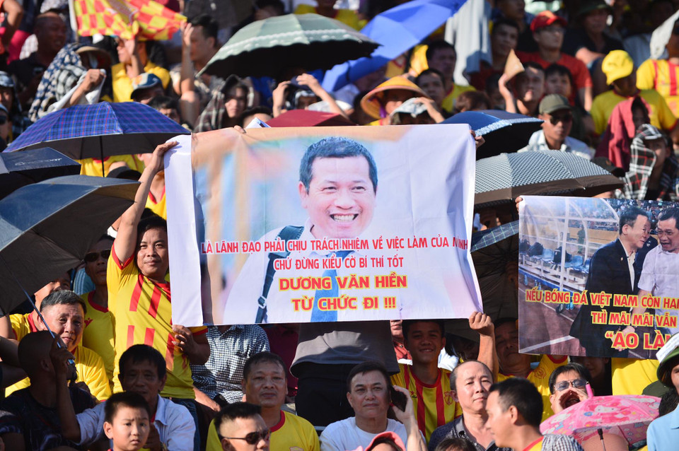 Đặc biệt, những lời lẽ, băng rôn phản ứng nhắm vào Trưởng ban Dương Văn Hiền, người bị cho là mắc lỗi lớn về chuyên môn trong công tác trọng tài ở mùa giải này mà chưa phải chịu trách nhiệm. (Ảnh: Huy Đinh/Vietnam+)