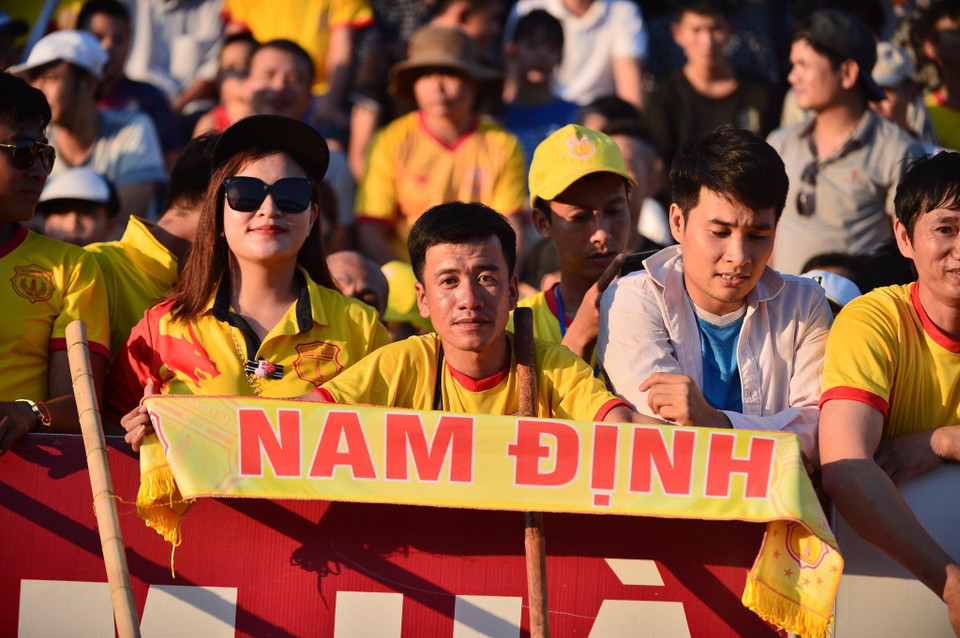 Trận đấu giữa Nam Định với Becamex Bình Dương tại vòng 11 V-League 2020 chiều 23/7 được quan tâm đặc biệt với câu chuyện bên lề về công tác trọng tài thay vì tính chất chuyên môn thuần túy. (Ảnh: Huy Đinh/Vietnam+)