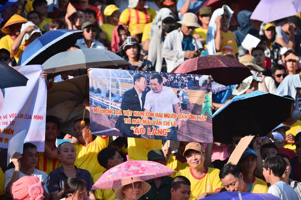 Trong ảnh là một trong những băng rôn được cổ động viên Nam Định giơ lên nhằm phản ứng với ông Dương Văn Hiền. (Ảnh: Huy Đinh/Vietnam+)